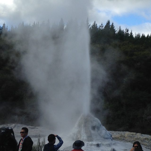 wai-o-tapu-aborigine-maori-new-zealand